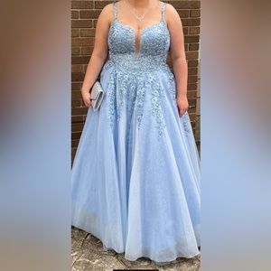 Very pretty, lightly worn one time, cinderella dress!